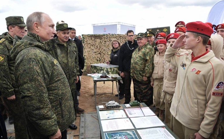 Putin nadgledao vojne vježbe, a ruskoj podmornici jedna raketa ostala u cijevi